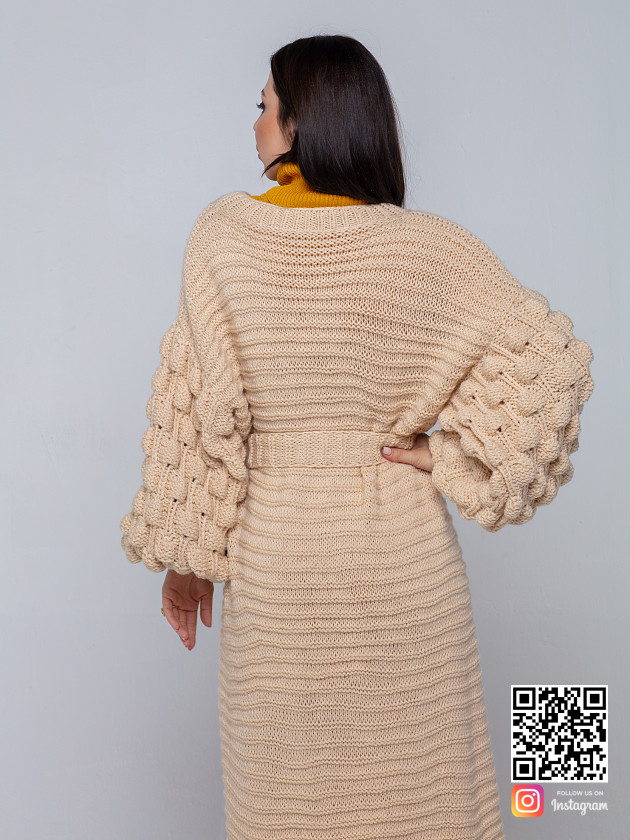 На второй фотографии женский длинный бежевый кардиган со спины от Shapar, бренда вязаной одежды ручной работы в интернет-магазине связанных спицами вещей.