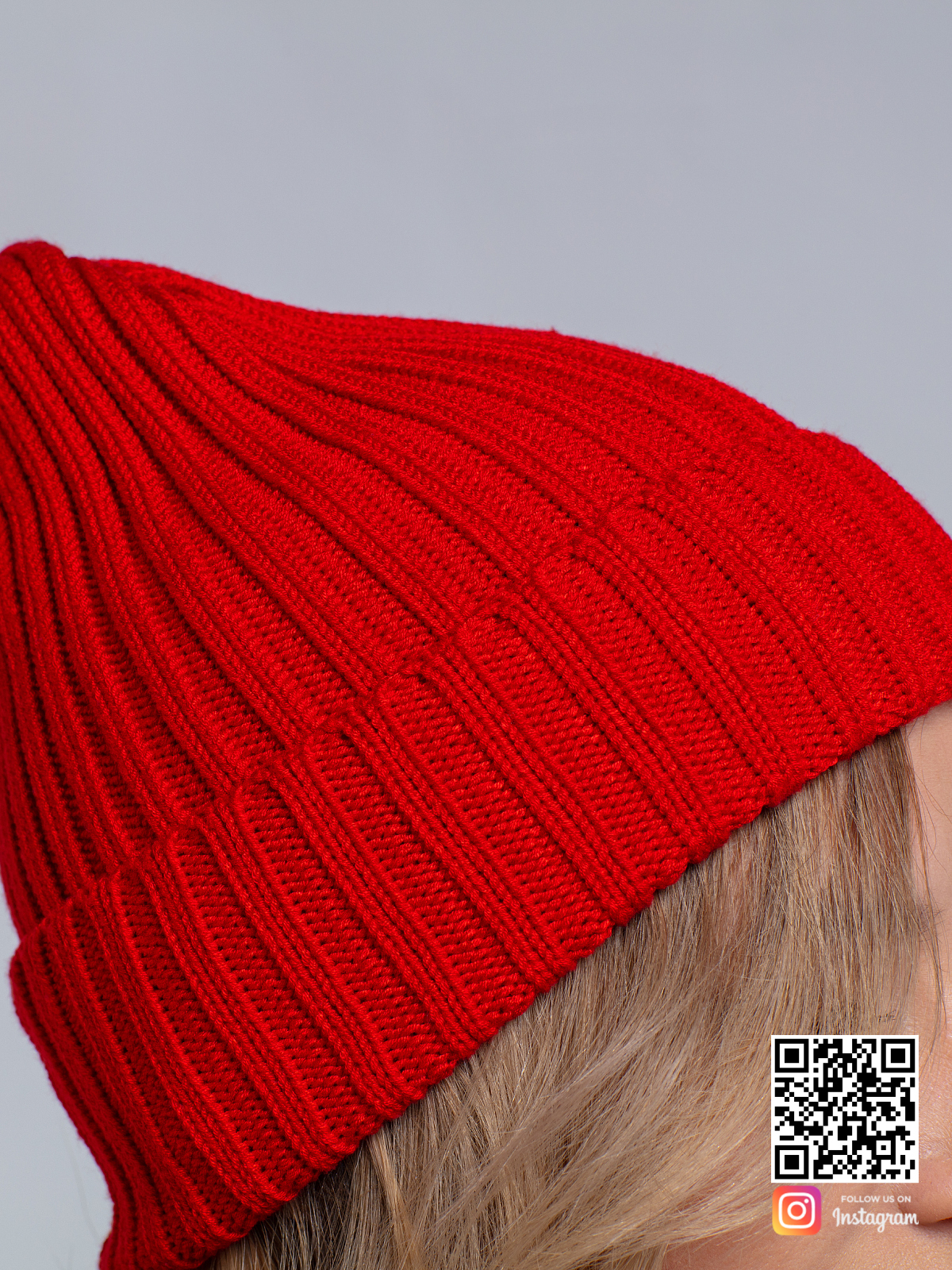 На третьей фотографии женская красная шапка и снуд крупным планом от Shapar, бренда вязаной одежды ручной работы в интернет-магазине связанных спицами вещей.