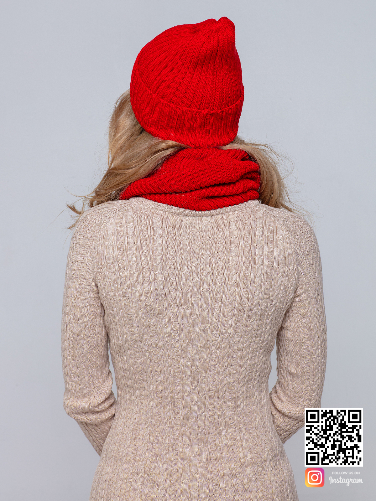 На второй фотографии женская красная шапка и снуд от Shapar, бренда вязаной одежды ручной работы в интернет-магазине связанных спицами вещей.