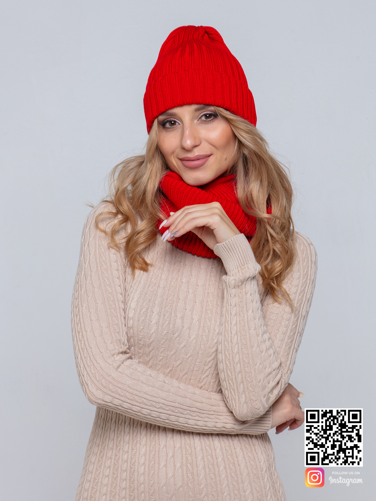 На четвертой фотографии женский комплект красная шапка и снуд от Shapar, бренда вязаной одежды ручной работы в интернет-магазине связанных спицами вещей.