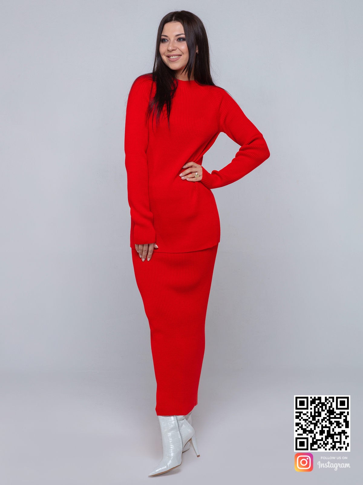 На пятой фотографии женский красный костюм с вырезом на юбке от Shapar, бренда вязаной одежды ручной работы в интернет-магазине связанных спицами вещей.