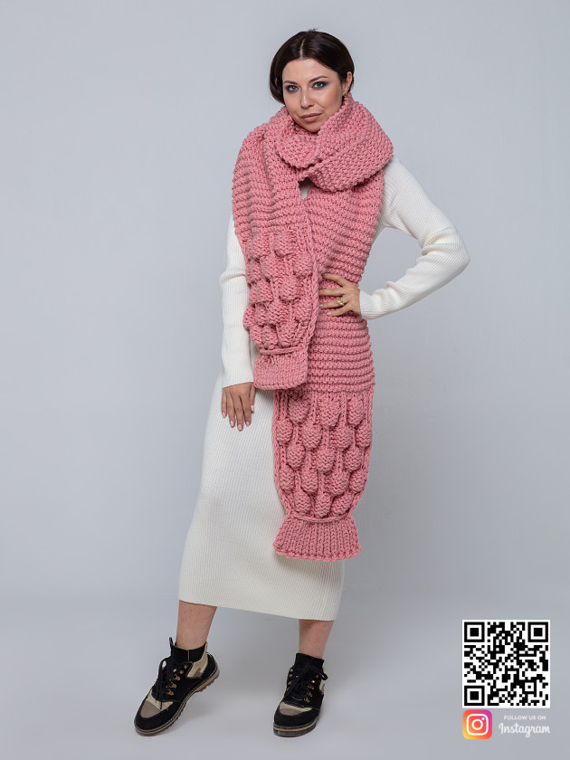 На второй фотографии розовый вязаный шарф от Shapar, бренда женской одежды ручной работы в интернет-магазине связанных спицами вещей.