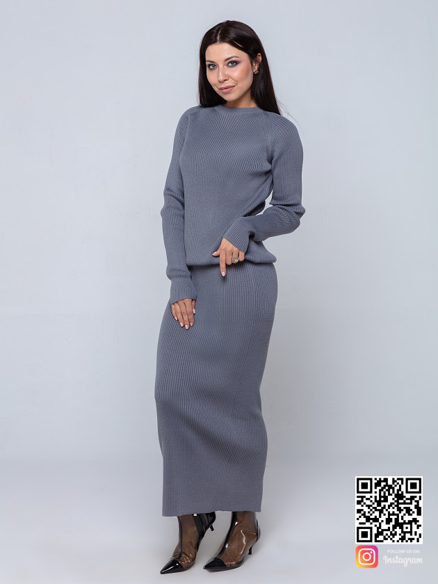На фотографии серый костюм с юбкой от Shapar, бренда вязаной одежды ручной работы в интернет-магазине связанных спицами вещей.