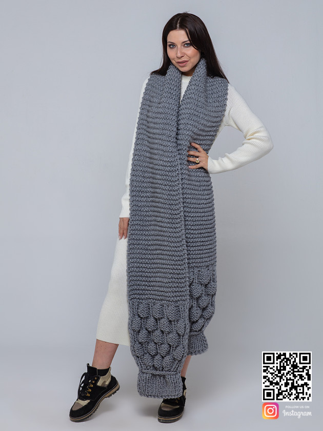 На фотографии длинный серый шарф женский от Shapar, бренда вязаной одежды ручной работы в интернет-магазине связанных спицами вещей.