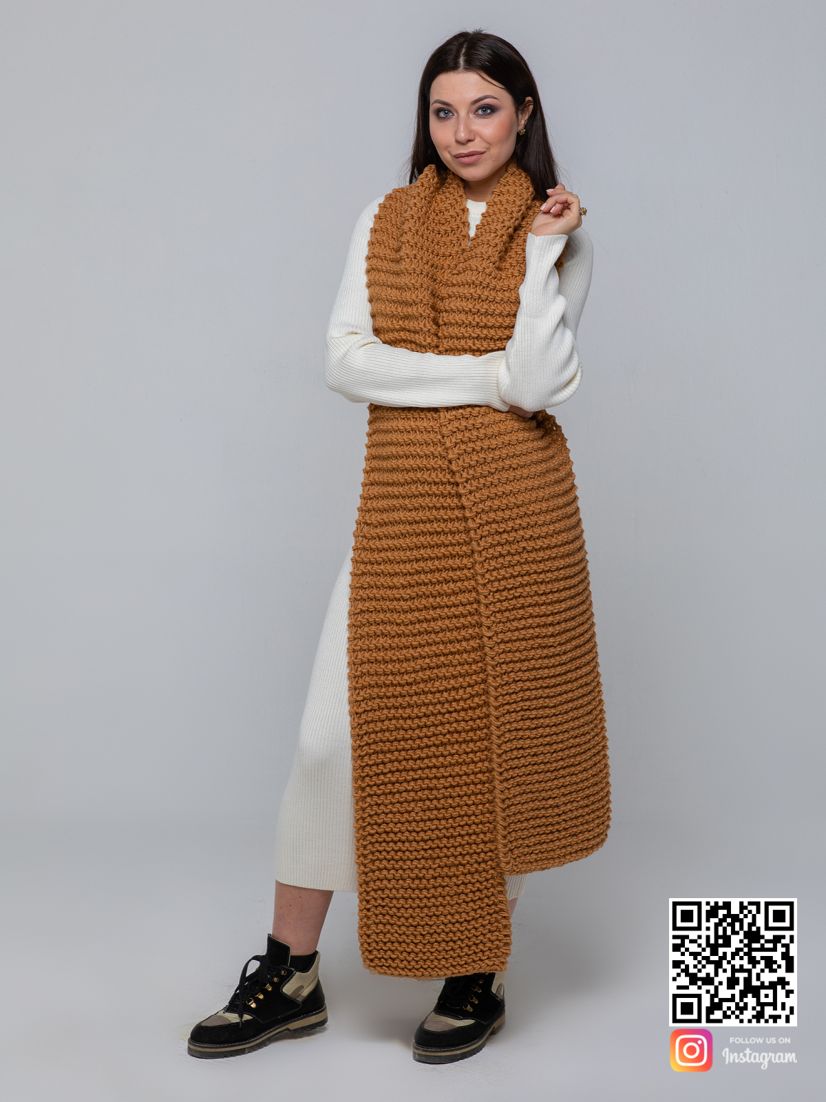 На четвертой фотографии стильный шарф коричневого цвета для женщин и девушек от Shapar, бренда вязаной одежды ручной работы в интернет-магазине связанных спицами вещей.