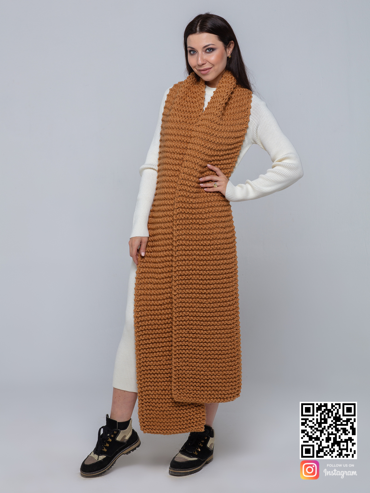 На шестой фотографии женский шарф коричневого цвета крупной вязки от Shapar, бренда вязаной одежды ручной работы в интернет-магазине связанных спицами вещей.