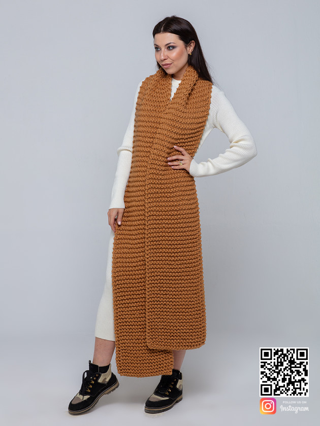 На второй фотографии женский длинный шарф коричневого цвета от Shapar, бренда вязаной одежды ручной работы в интернет-магазине связанных спицами вещей.