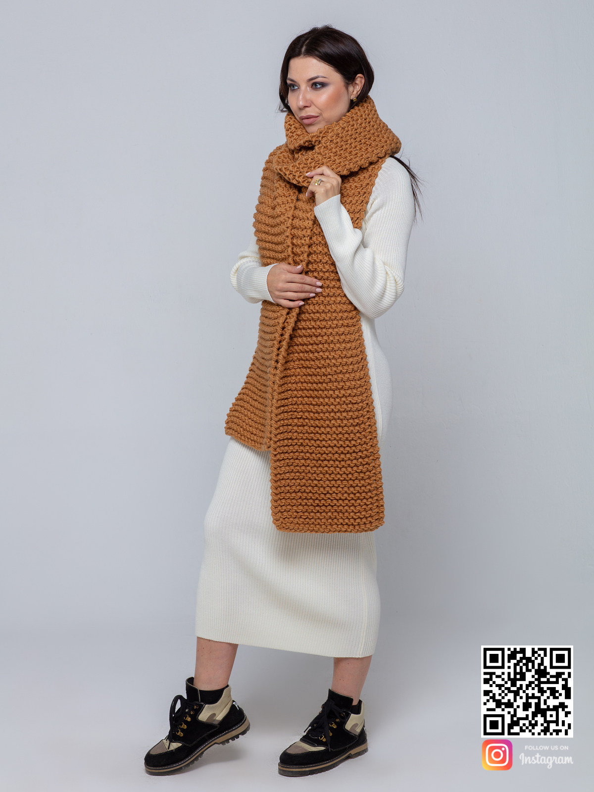 На третьей фотографии объемный женский шарф коричневого цвета от Shapar, бренда вязаной одежды ручной работы в интернет-магазине связанных спицами вещей.