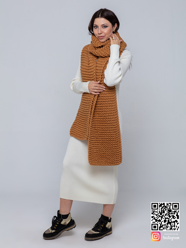 На фотографии женский шарф коричневого цвета от Shapar, бренда вязаной одежды ручной работы в интернет-магазине связанных спицами вещей.
