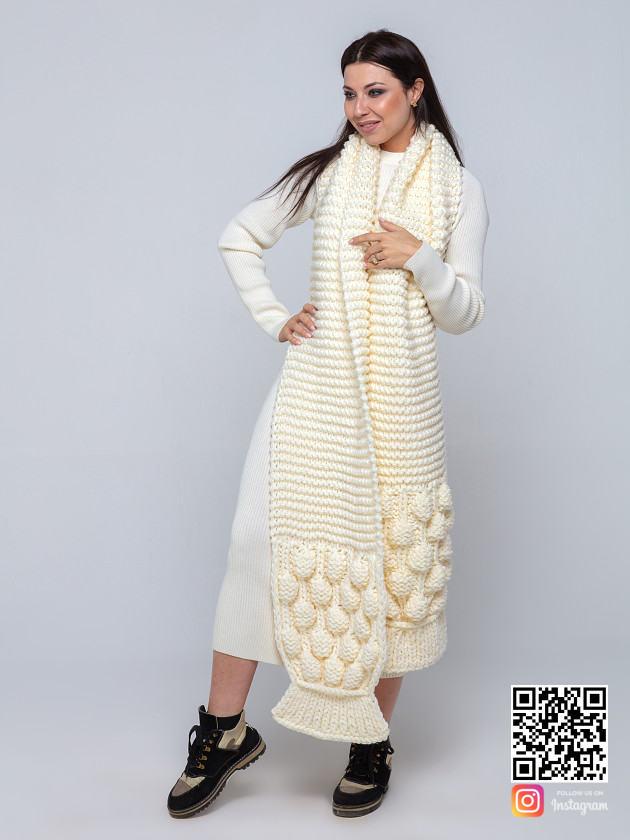 На фотографии шарф молочного цвета от Shapar, бренда вязаной одежды ручной работы в интернет-магазине связанных спицами вещей.