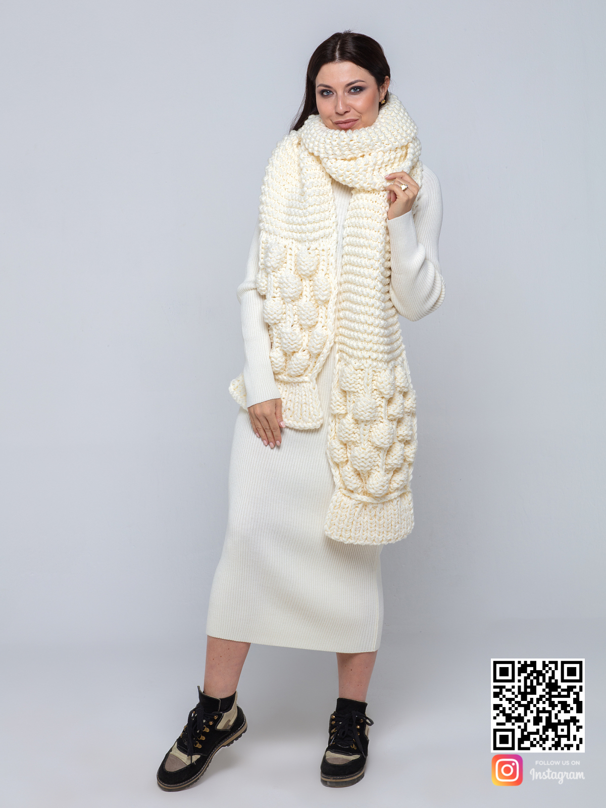 На второй фотографии модный молочный шарф для девушек и женщин от Shapar, бренда вязаной одежды ручной работы в интернет-магазине связанных спицами вещей.