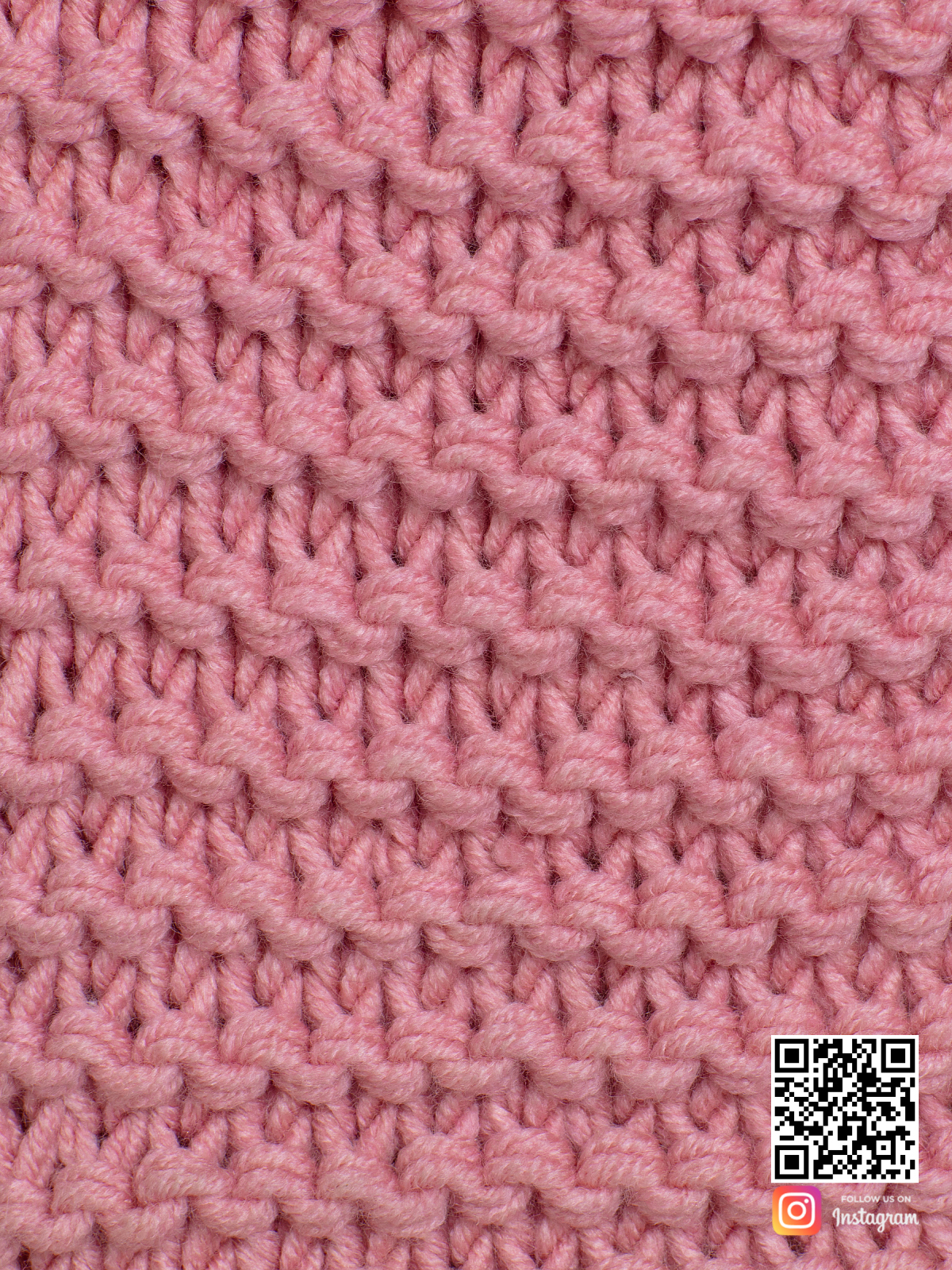 На четвертой фотографии женский шарф розового цвета крупным планом от Shapar, бренда вязаной одежды ручной работы в интернет-магазине связанных спицами вещей.