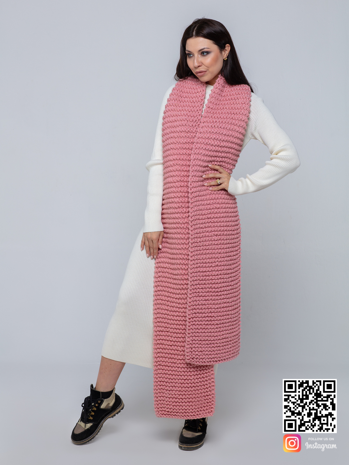 На фотографии женский шарф розового цвета от Shapar, бренда вязаной одежды ручной работы в интернет-магазине связанных спицами вещей.