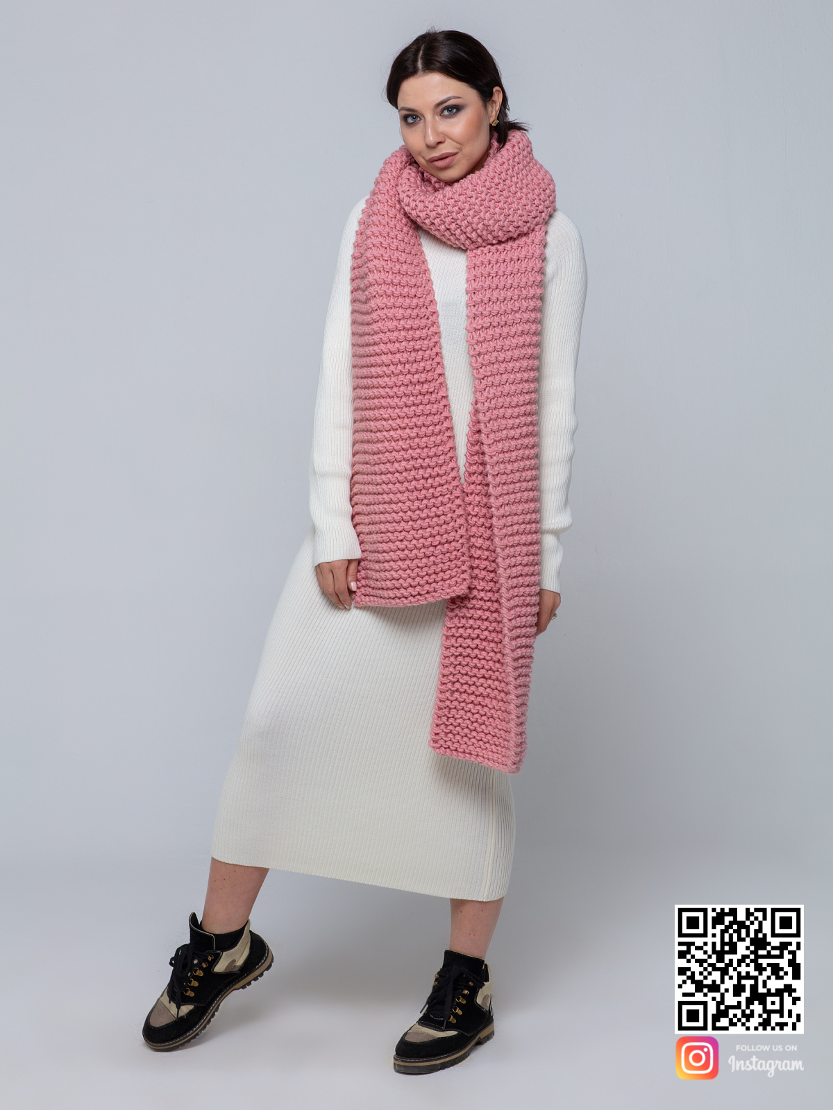 На второй фотографии женский шарф розового цвета крупной вязки от Shapar, бренда вязаной одежды ручной работы в интернет-магазине связанных спицами вещей.