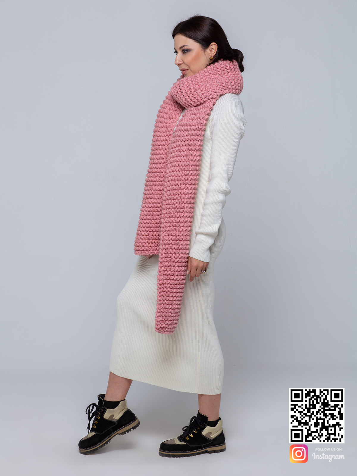 На третьей фотографии модный шарф розового цвета для девушек и женщин от Shapar, бренда вязаной одежды ручной работы в интернет-магазине связанных спицами вещей.