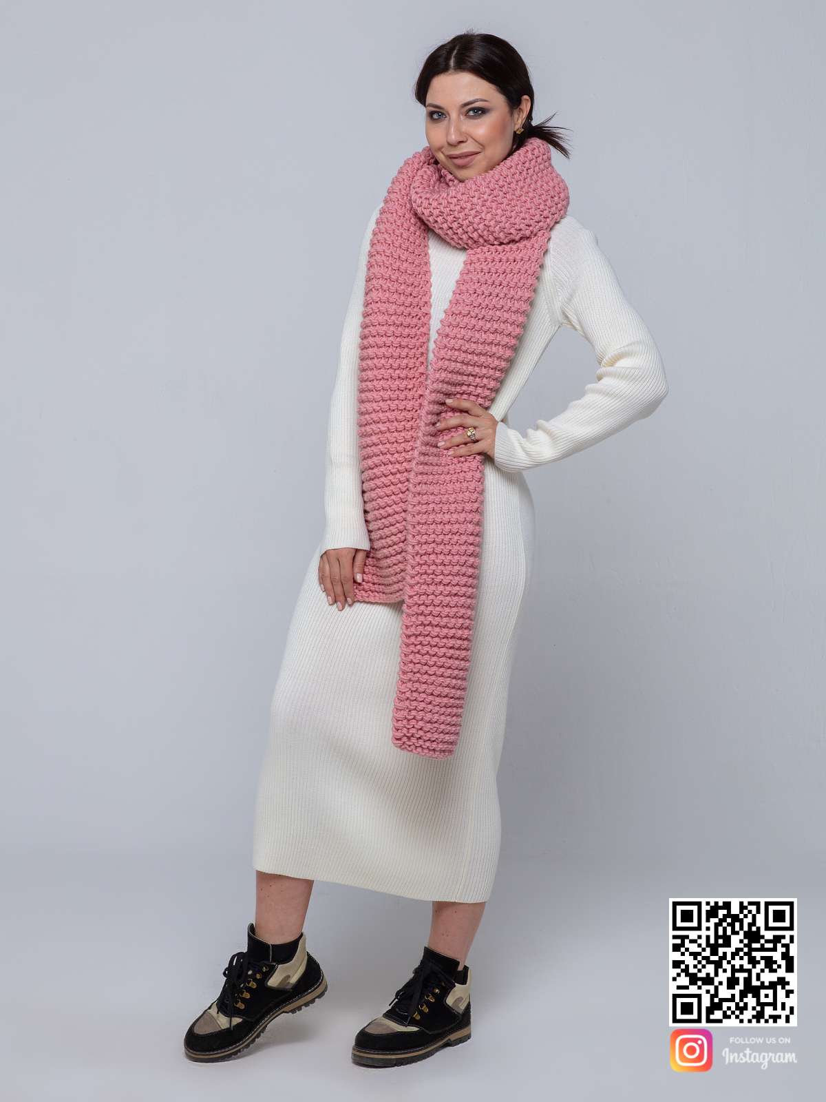На пятой фотографии длинный объемный шарф розового цвета от Shapar, бренда вязаной одежды ручной работы в интернет-магазине связанных спицами вещей.
