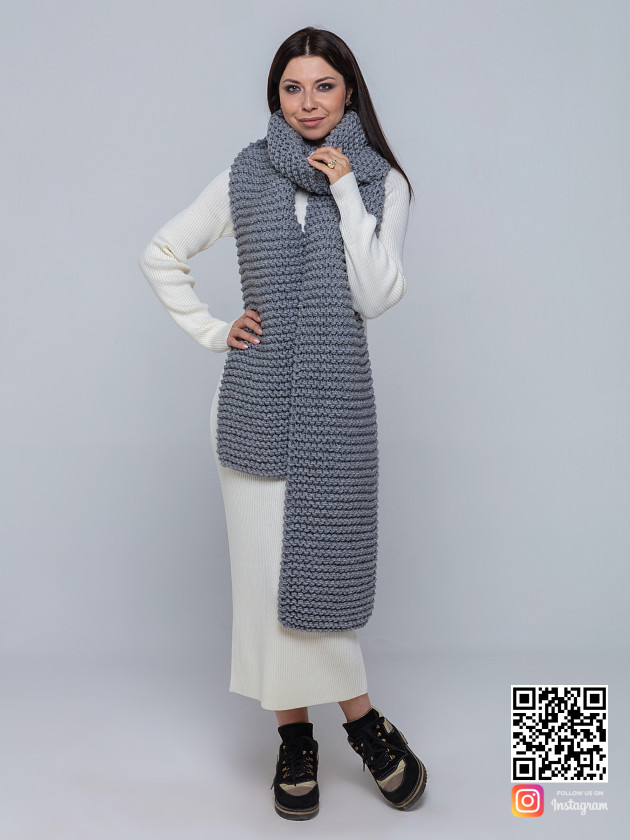 На фотографии женский шарф серого цвета от Shapar, бренда вязаной одежды ручной работы в интернет-магазине связанных спицами вещей.