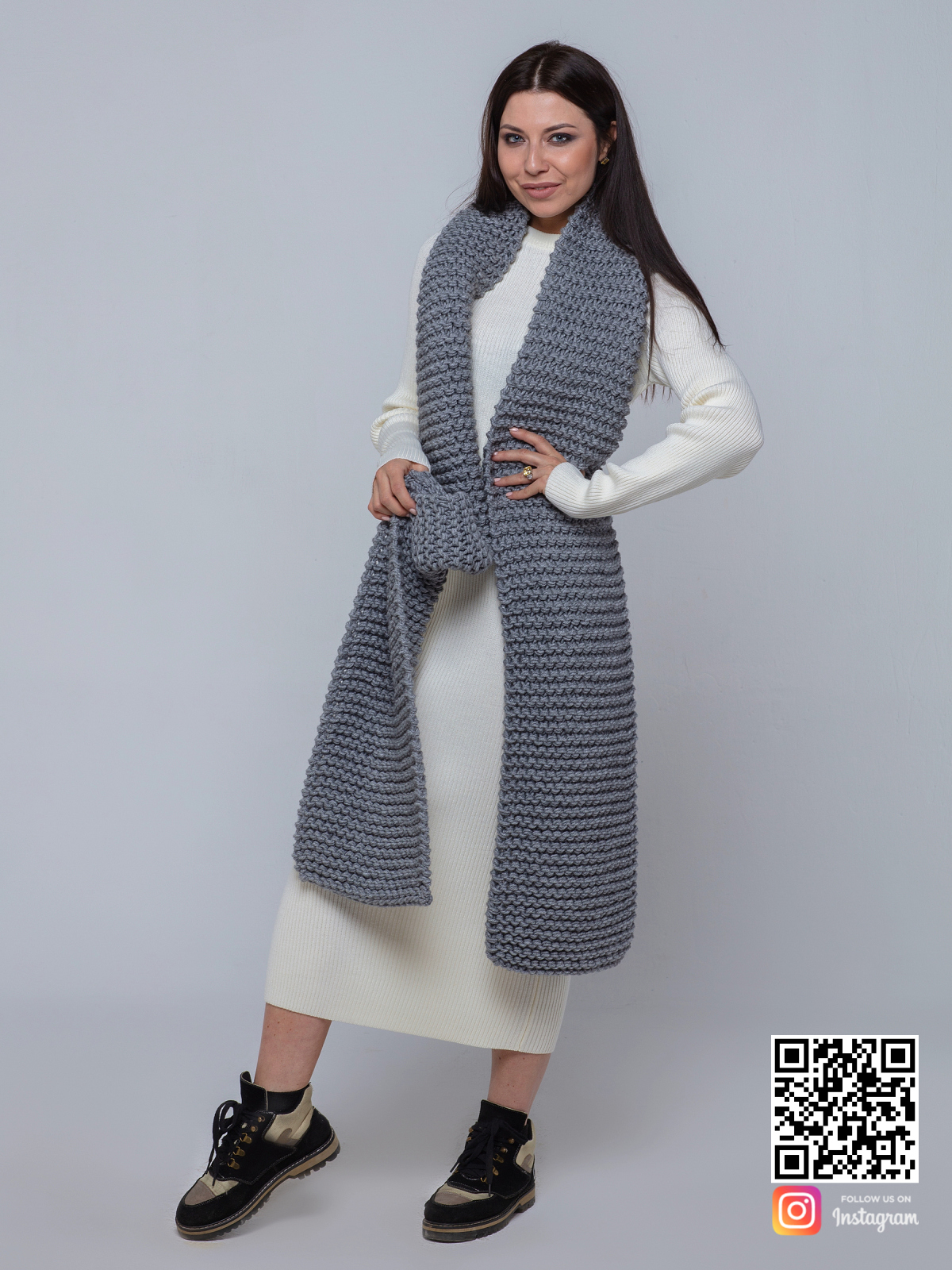 На второй фотографии женский длинный шарф серого цвета от Shapar, бренда вязаной одежды ручной работы в интернет-магазине связанных спицами вещей.