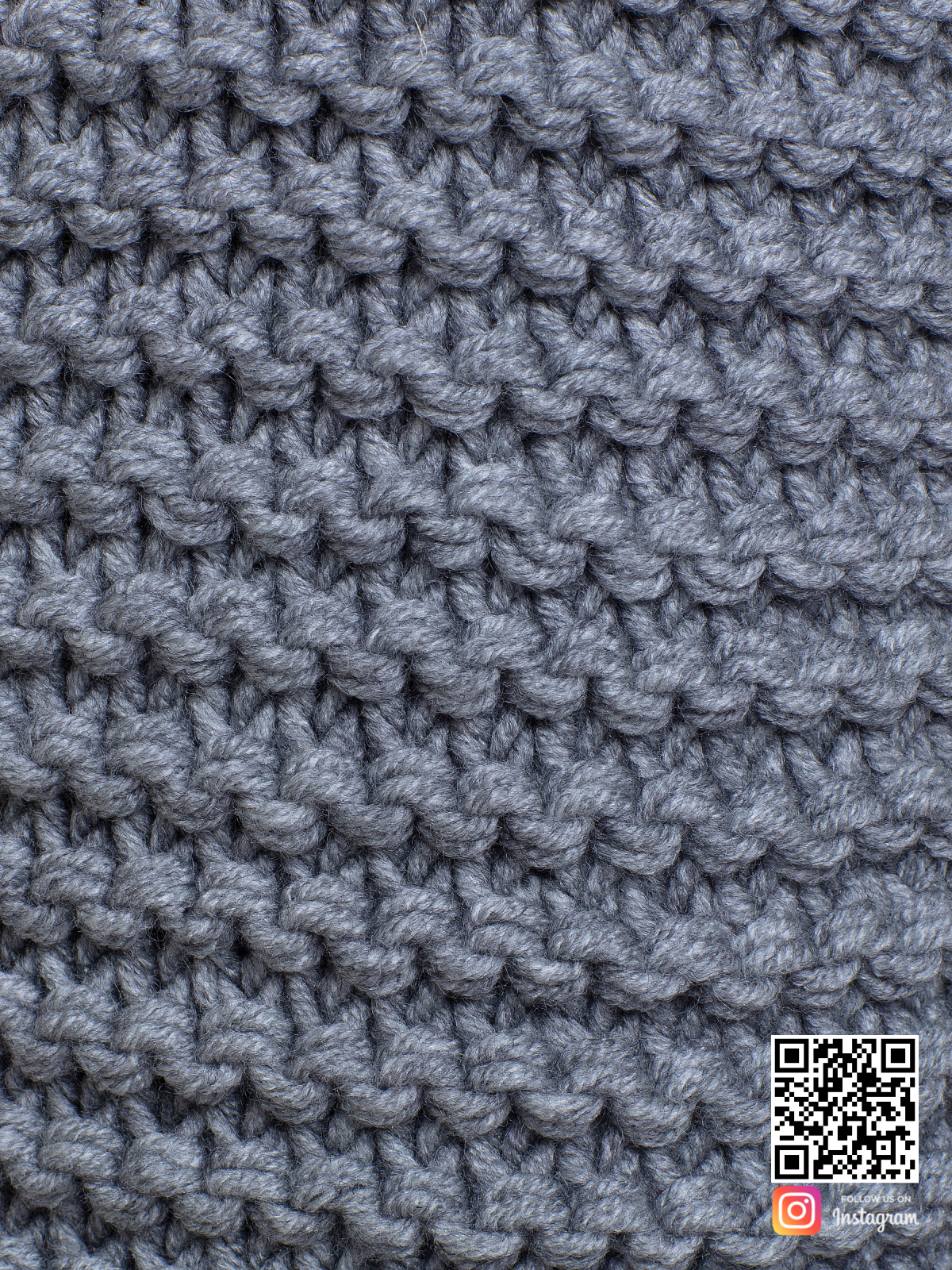 На четвертой фотографии женский шарф серого цвета крупным планом от Shapar, бренда вязаной одежды ручной работы в интернет-магазине связанных спицами вещей.