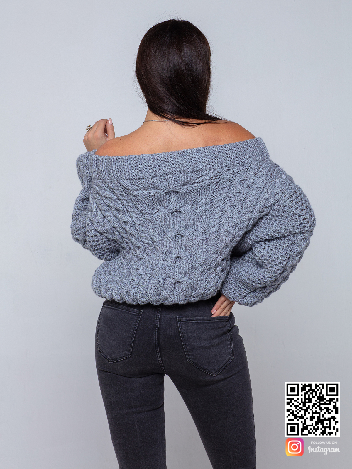 На второй фотографии женский свитер на одно плечо со спины от Shapar, бренда вязаной одежды ручной работы в интернет-магазине связанных спицами вещей.