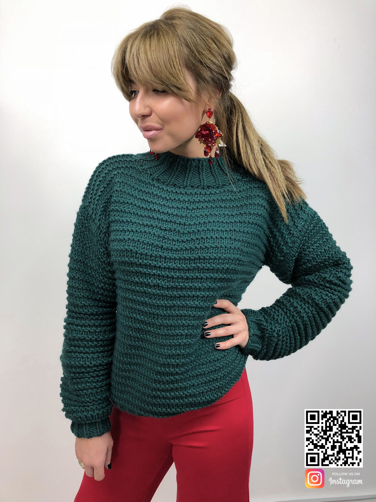 На пятой фотографии зеленый вязаный свитер крупной вязки от Shapar, бренда одежды ручной работы в интернет-магазине связанных спицами вещей.