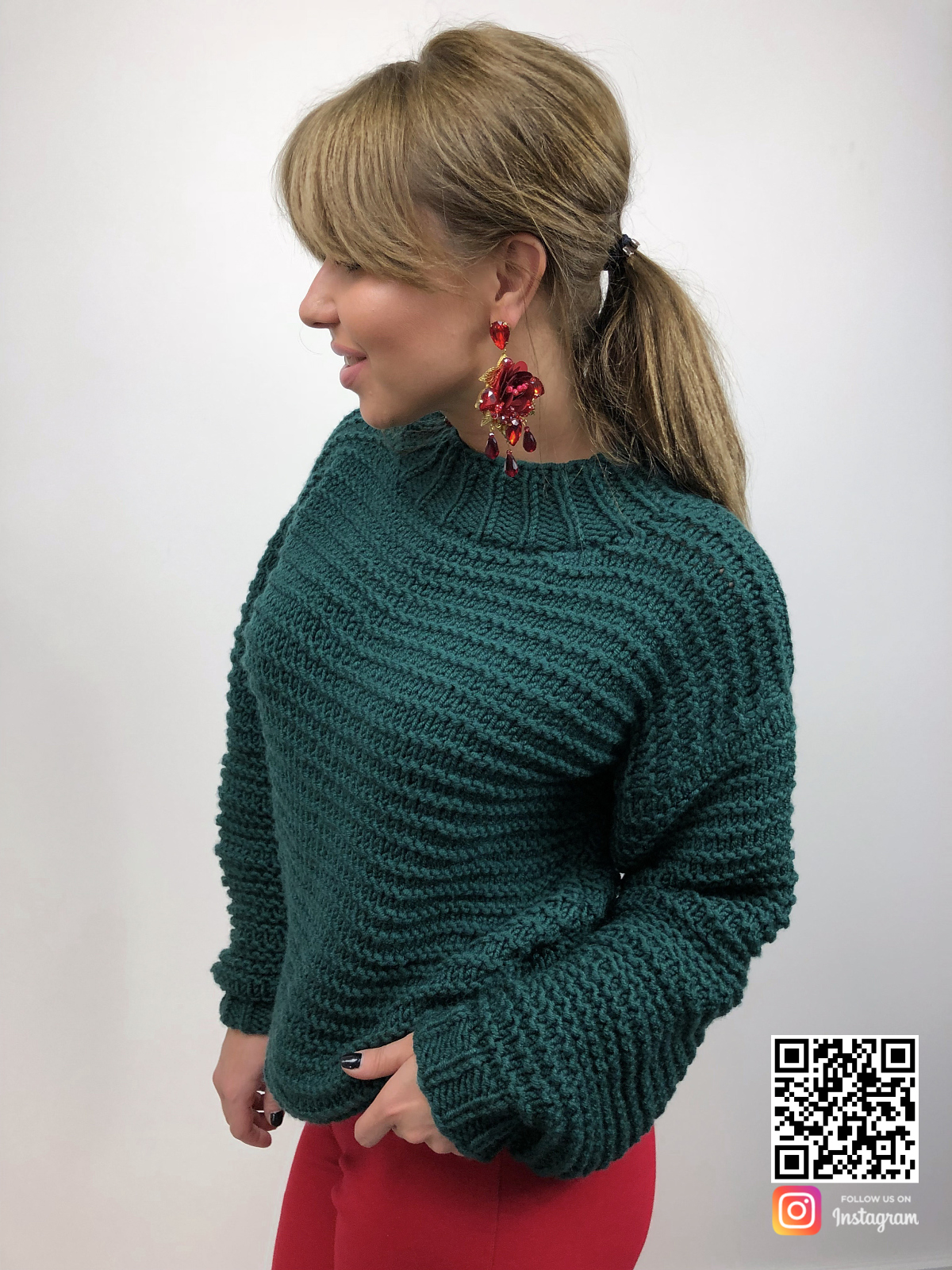 На третьей фотографии зеленый вязаный свитер для девушек и женщин от SHAPAR, бренда женской одежды ручной работы в интернет-магазине связанных спицами вещей.