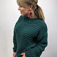 На третьей фотографии зеленый вязаный свитер для девушек и женщин от SHAPAR, бренда женской одежды ручной работы в интернет-магазине связанных спицами вещей.