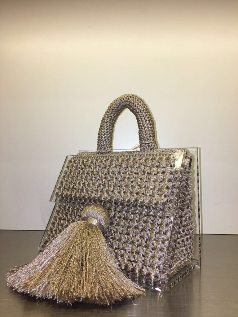 На третьей фотографии женская золотая сумка из оргстекла от Shapar, бренда вязаных аксессуаров и одежды ручной работы в интернет-магазине связанных спицами вещей.