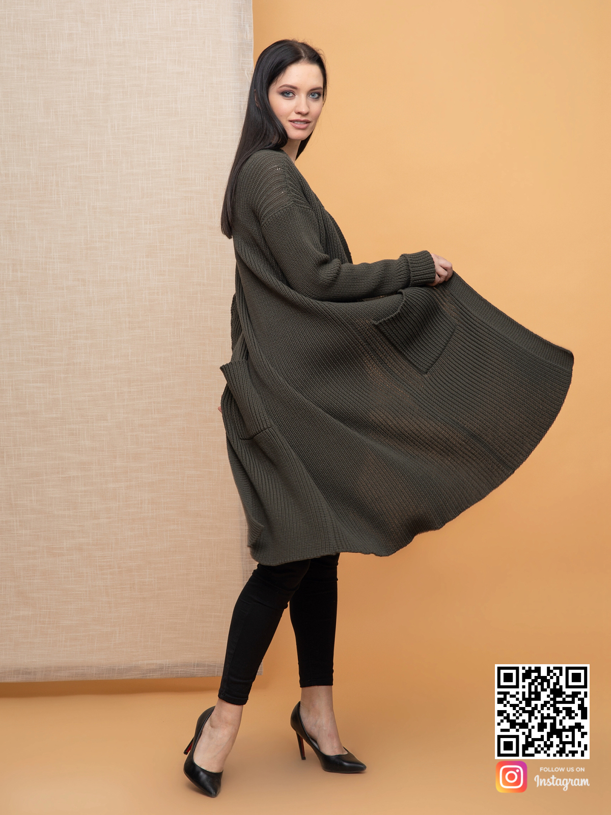На второй фотографии женский кардиган цвета хаки со спины от Shapar, бренда вязаной одежды ручной работы в интернет-магазине связанных спицами вещей.
