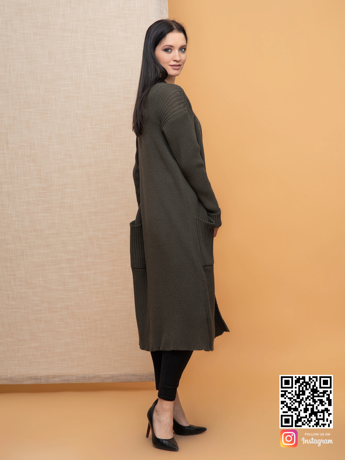 На пятой фотографии женский кардиган цвета хаки с карманами от Shapar, бренда вязаной одежды ручной работы в интернет-магазине связанных спицами вещей.