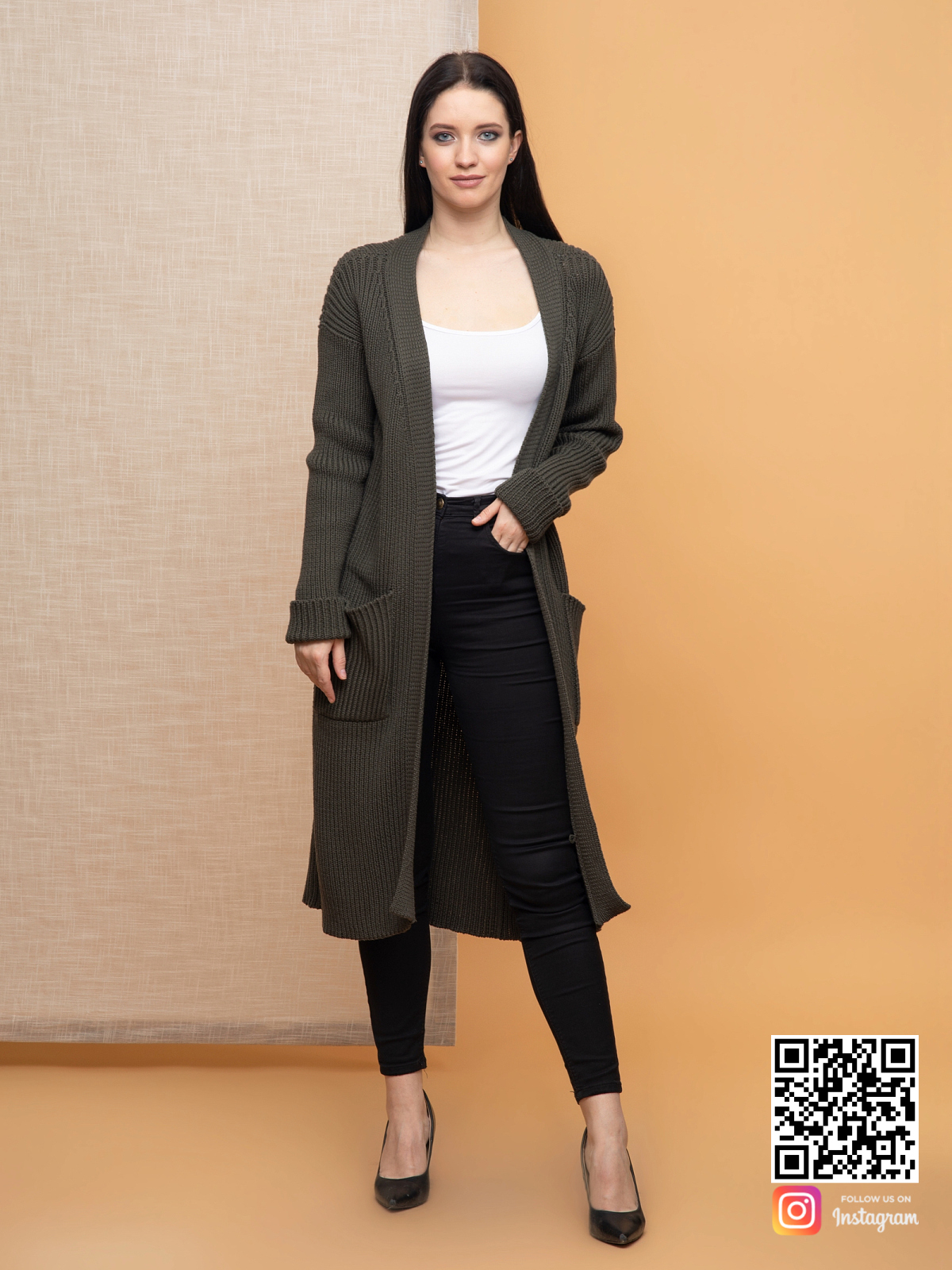 На фотографии женский кардиган цвета хаки от Shapar, бренда вязаной одежды ручной работы в интернет-магазине связанных спицами вещей.