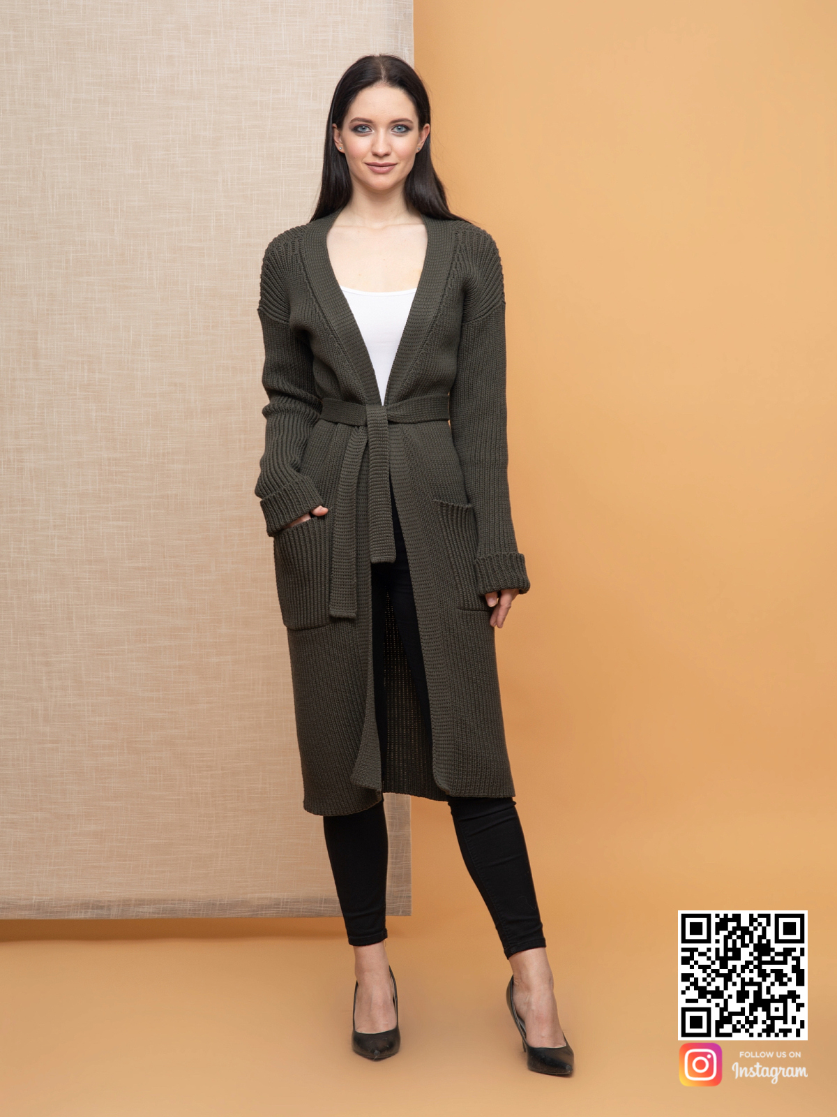 На третьей фотографии женский кардиган цвета хаки с поясом от Shapar, бренда вязаной одежды ручной работы в интернет-магазине связанных спицами вещей.