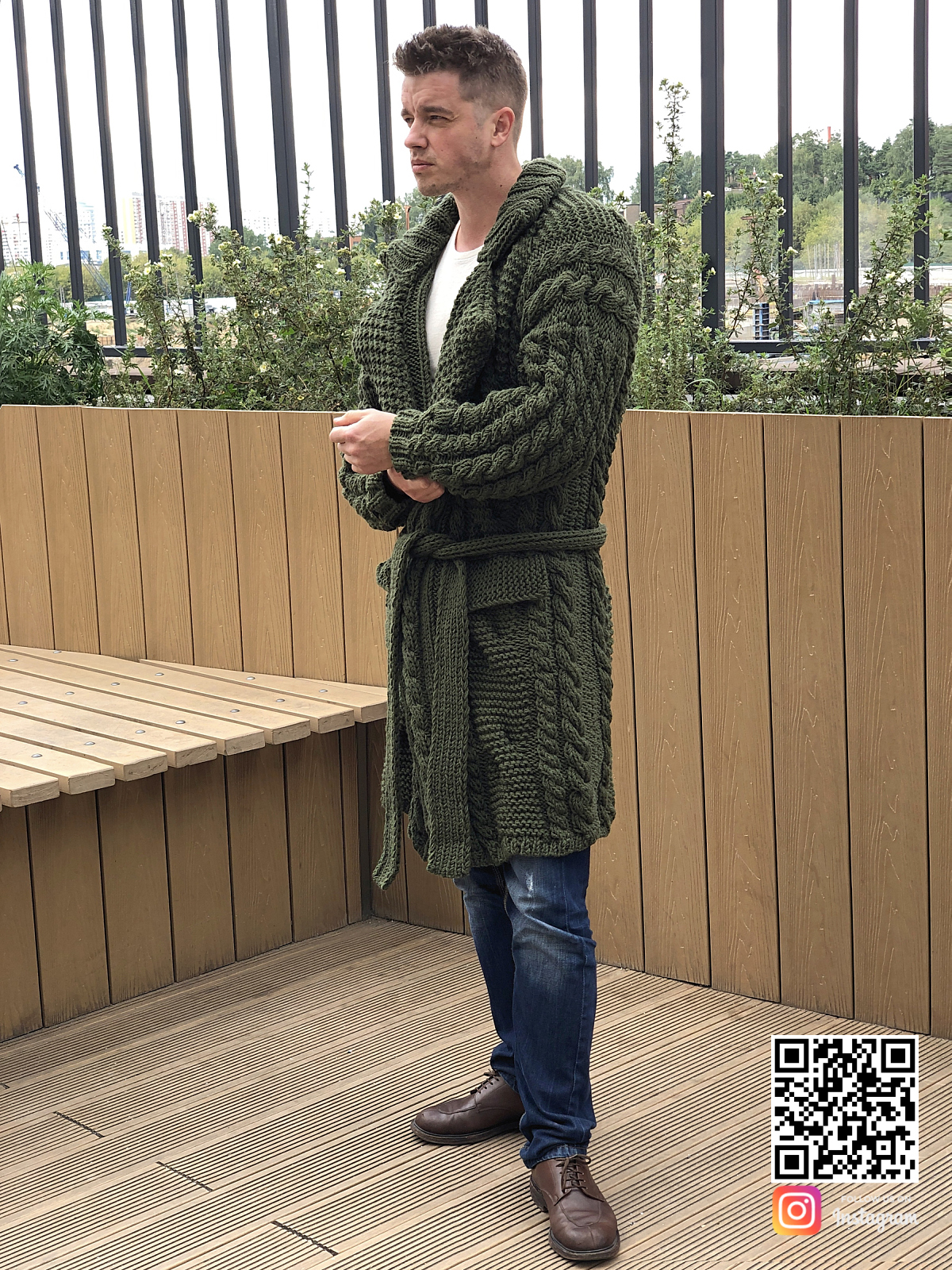 На третьей фотографии зеленый кардиган мужской с поясом от Shapar, бренда вязаной одежды ручной работы в интернет-магазине связанных спицами вещей.