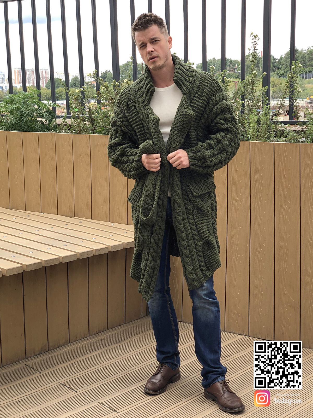 На четвертой фотографии зеленый кардиган мужской крупной вязки от Shapar, бренда вязаной одежды ручной работы в интернет-магазине связанных спицами вещей.