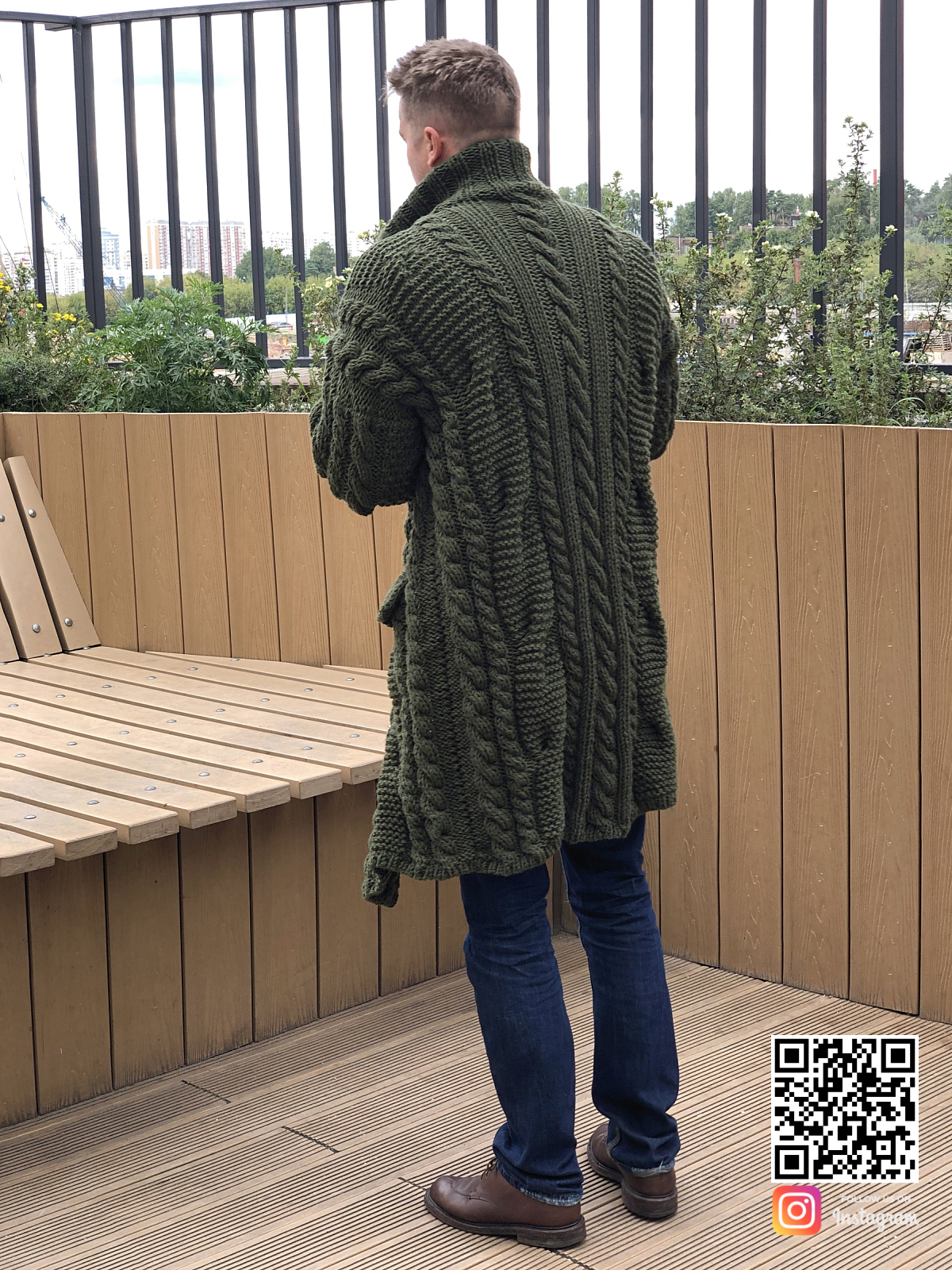 На второй фотографии зеленый кардиган мужской со спины от Shapar, бренда вязаной одежды ручной работы в интернет-магазине связанных спицами вещей.