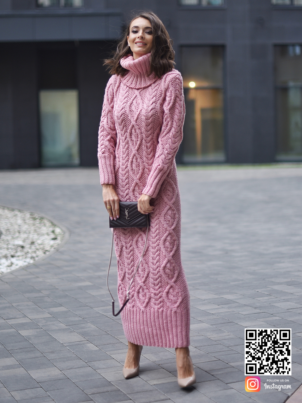 На фотографии розовое вязаное платье от Shapar, бренда женской одежды ручной работы в интернет-магазине связанных спицами вещей.