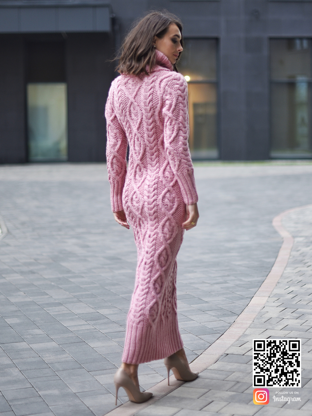 На второй фотографии розовое вязаное платье со спины от Shapar, бренда женской одежды ручной работы в интернет-магазине связанных спицами вещей.