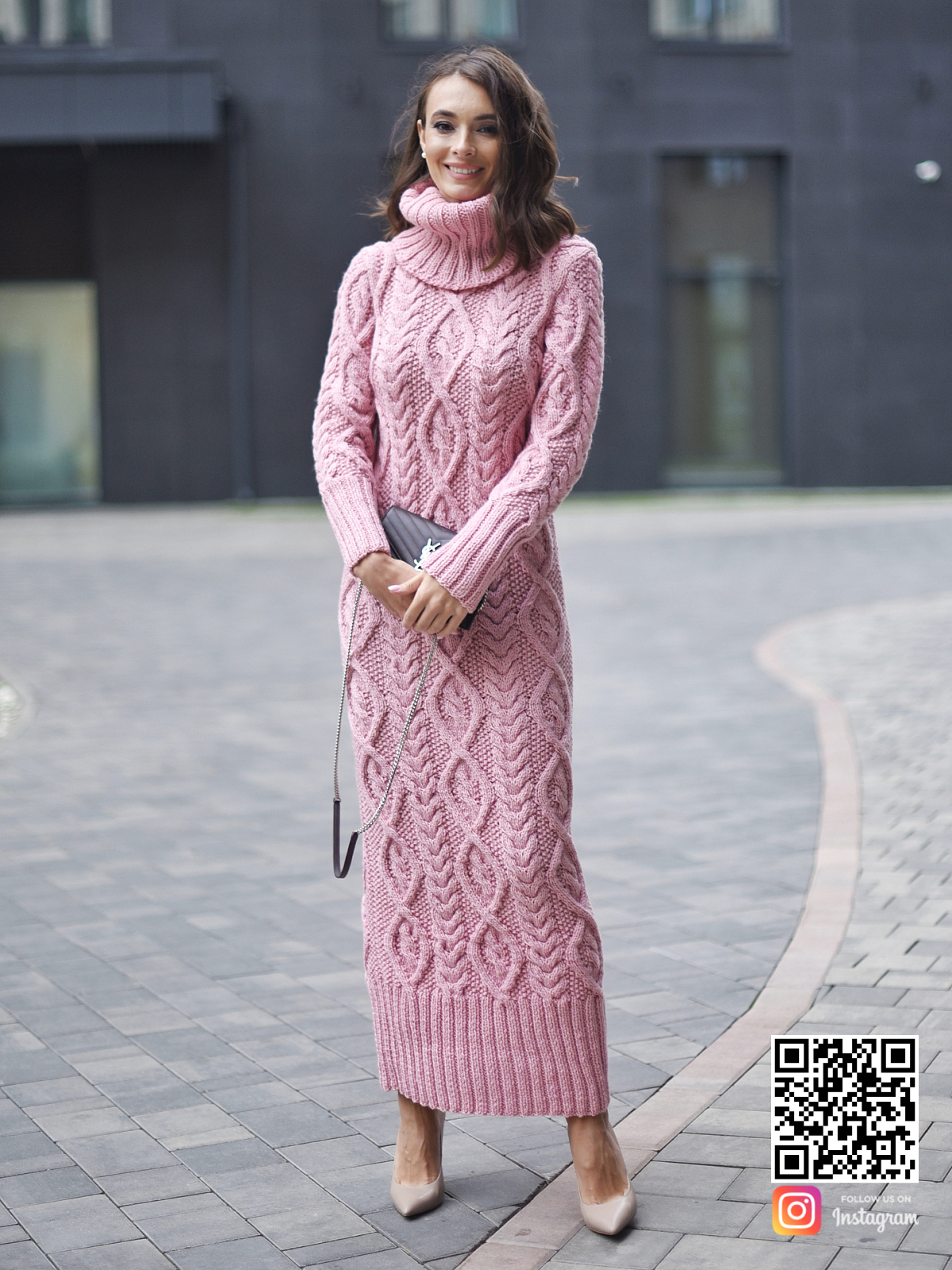 На шестой фотографии шерстяное розовое вязаное платье с косами от Shapar, бренда женской одежды ручной работы в интернет-магазине связанных спицами вещей.