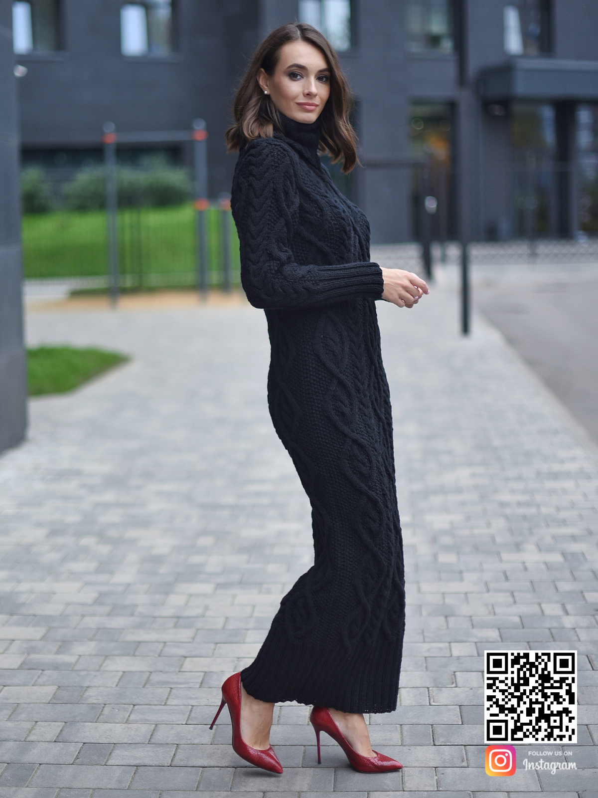 На третьей фотографии шерстяное вязаное платье с воротником от Shapar, бренда женской одежды ручной работы в интернет-магазине связанных спицами вещей.