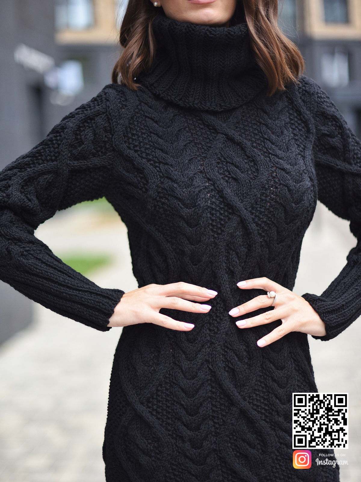 На шестой фотографии шерстяное вязаное платье крупным планом от Shapar, бренда женской одежды ручной работы в интернет-магазине связанных спицами вещей.