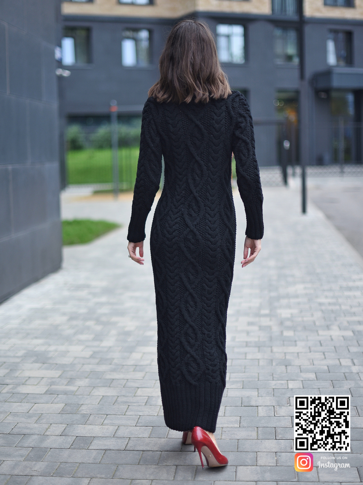 На второй фотографии шерстяное вязаное платье со спины от Shapar, бренда женской одежды ручной работы в интернет-магазине связанных спицами вещей.