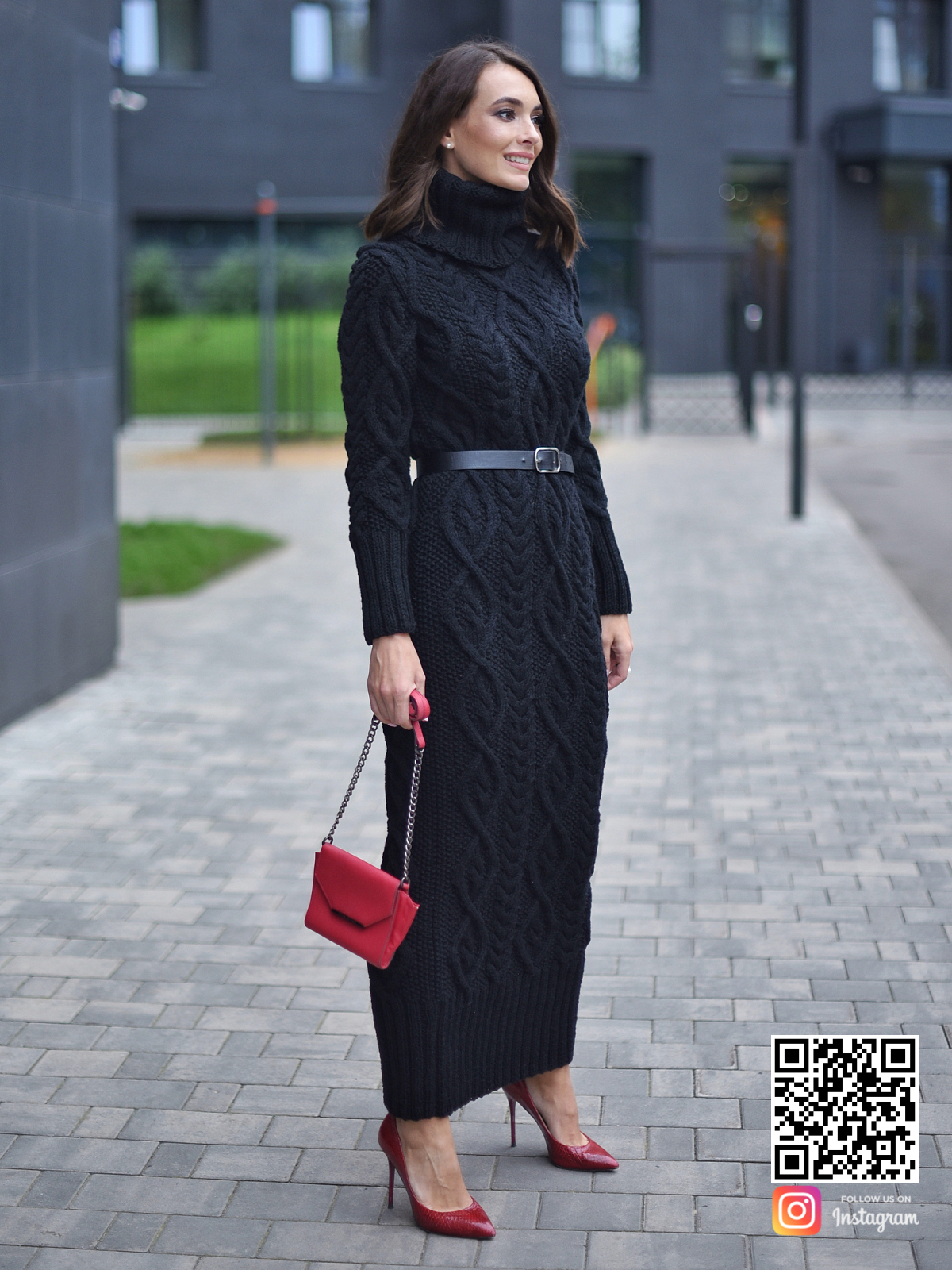 На пятой фотографии шерстяное вязаное платье черного цвета от Shapar, бренда женской одежды ручной работы в интернет-магазине связанных спицами вещей.