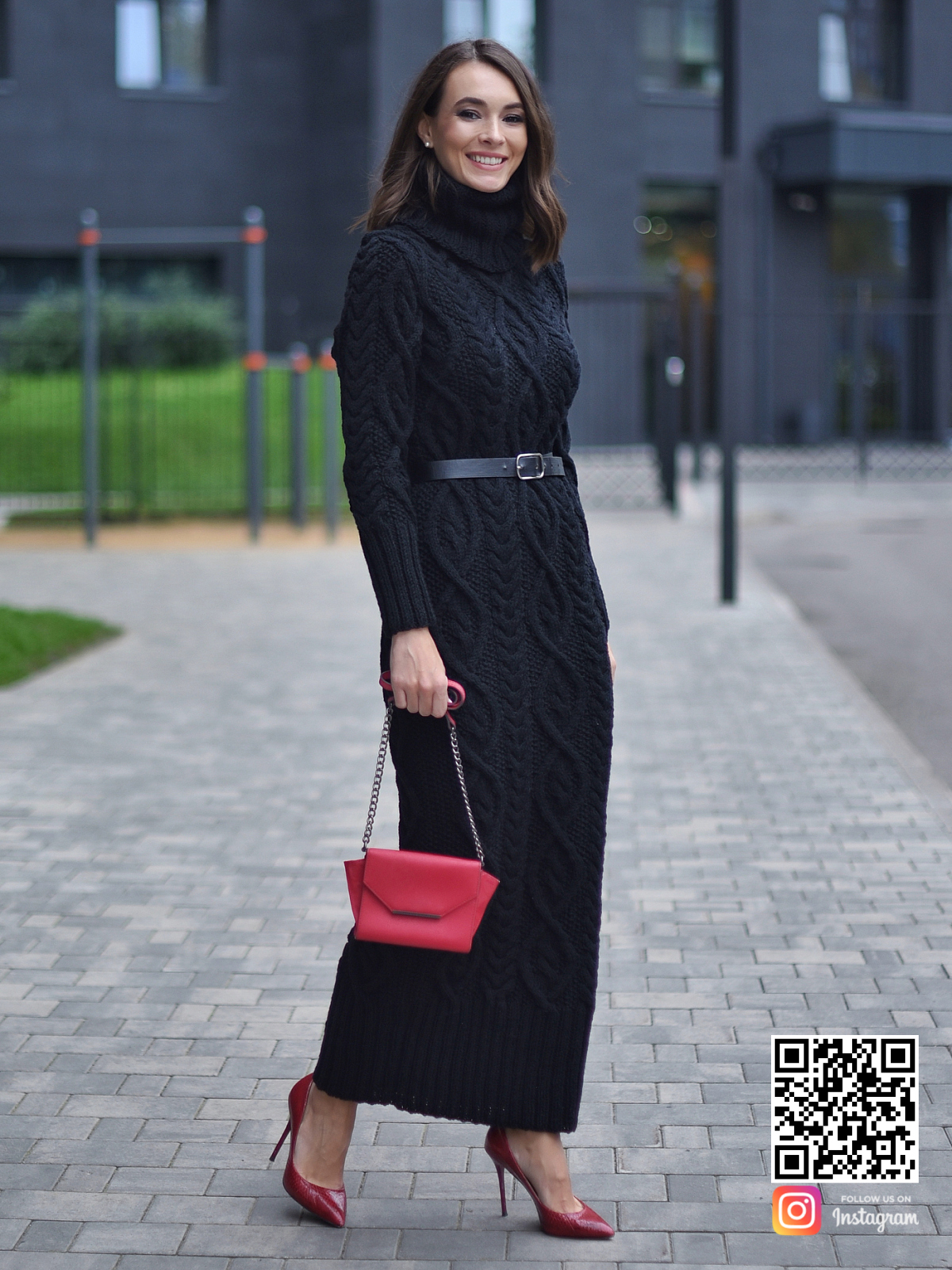 На фотографии черное шерстяное вязаное платье от Shapar, бренда женской одежды ручной работы в интернет-магазине связанных спицами вещей.