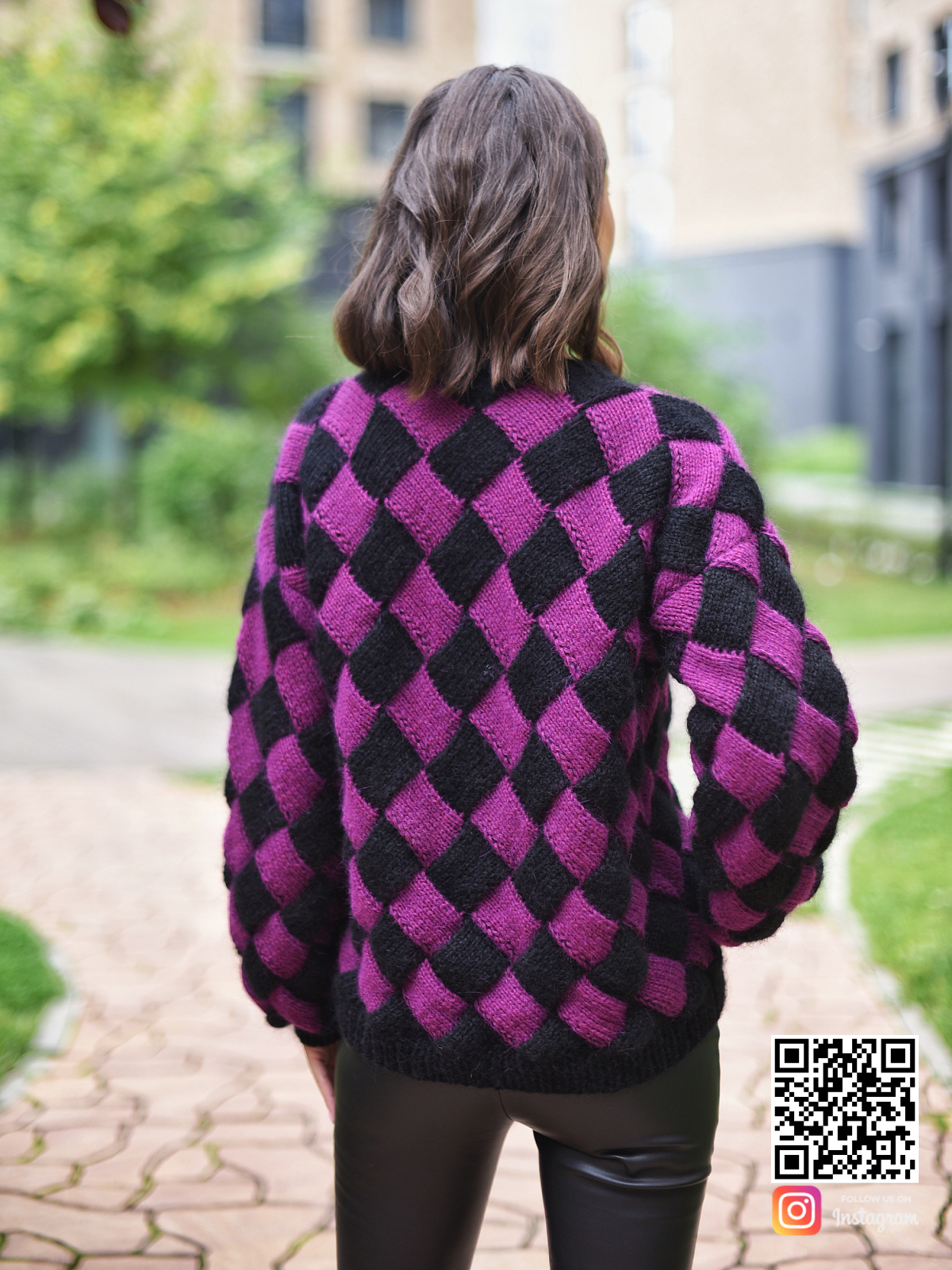 На второй фотографии свитер с ромбами со спины от Shapar, бренда вязаной одежды ручной работы в интернет-магазине связанных спицами вещей.