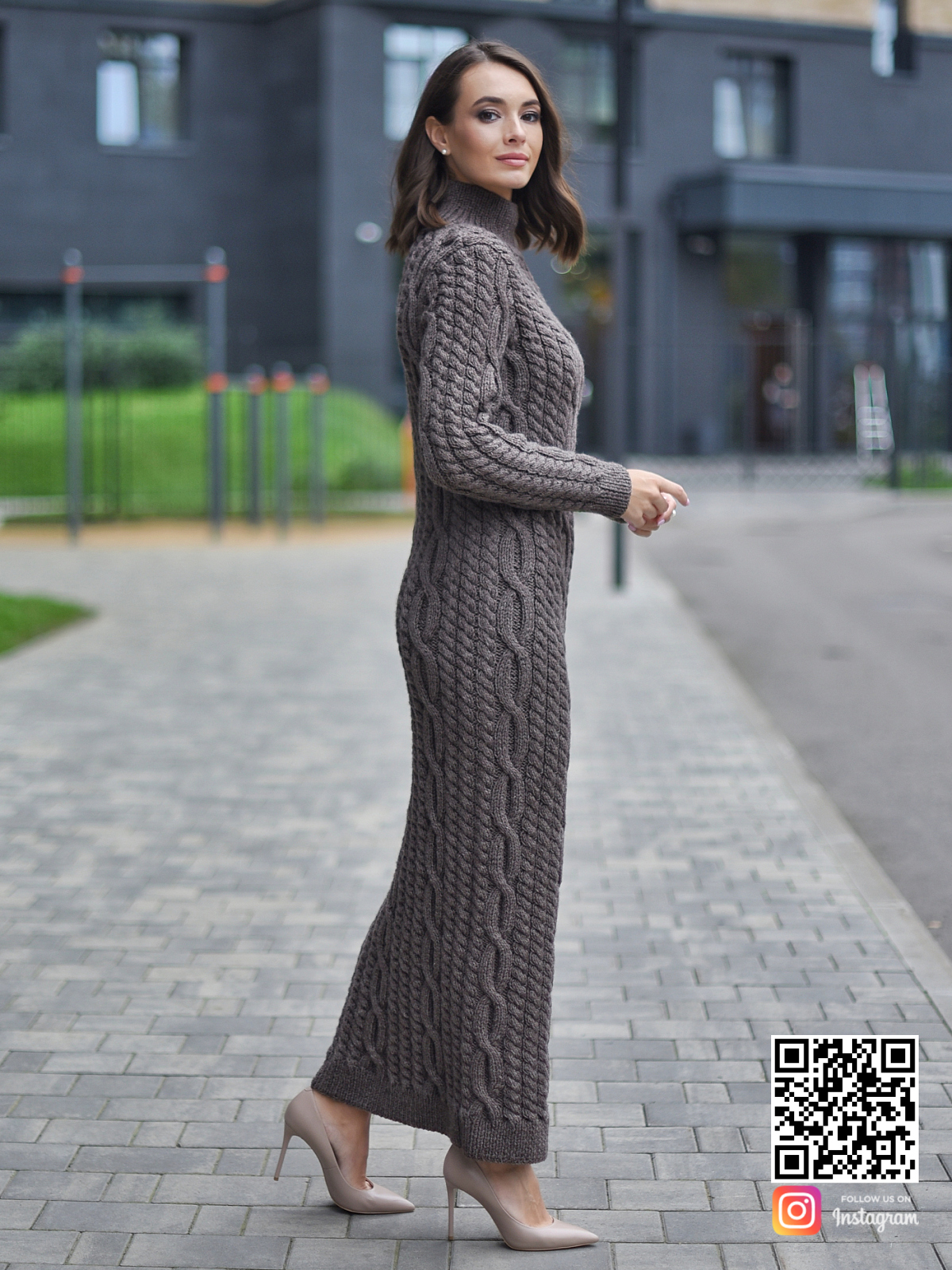 На четвертой фотографии длинное вязаное платье с косами от Shapar, бренда женской одежды ручной работы в интернет-магазине связанных спицами вещей.