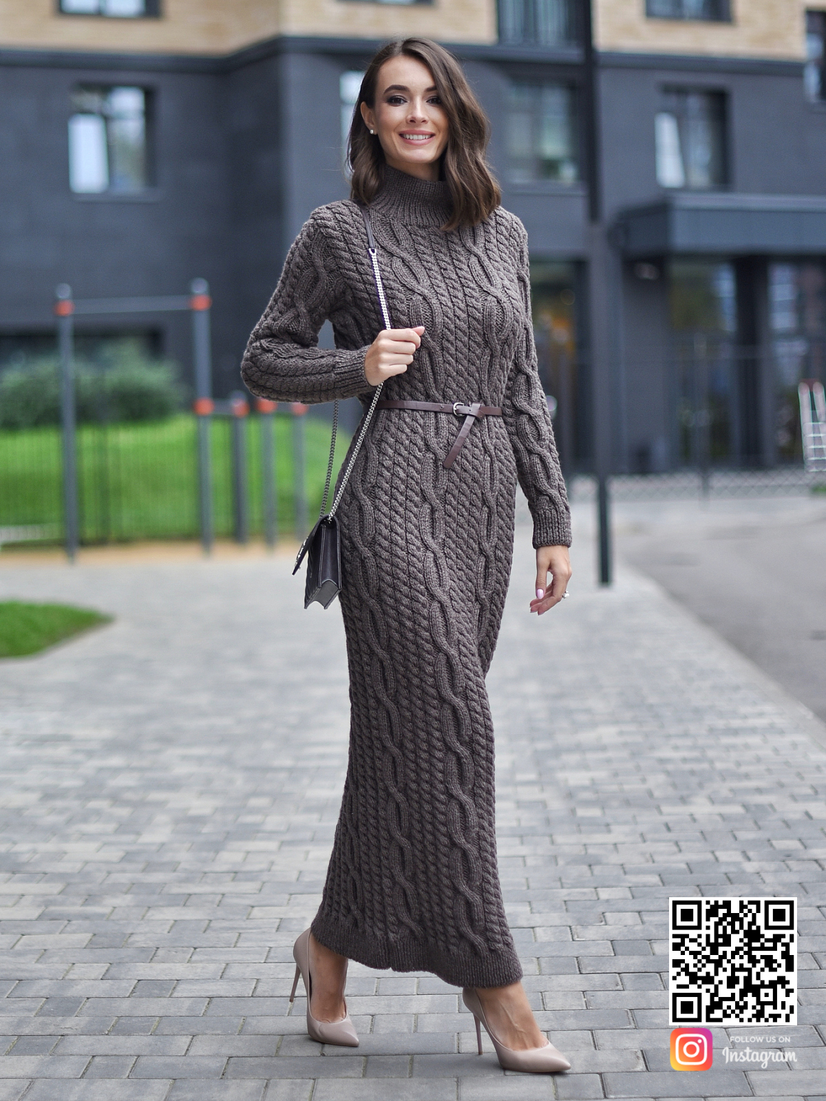 На третьей фотографии вязаное платье с косами и воротником от Shapar, бренда женской одежды ручной работы в интернет-магазине связанных спицами вещей.