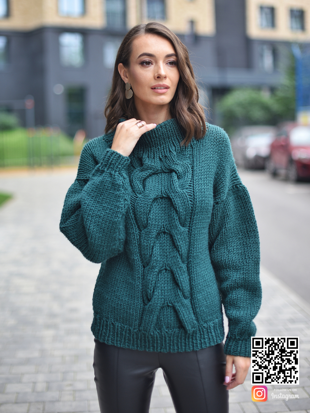 На седьмой фотографии зеленый свитер женский с возможностью носить на одно плечо от Shapar, бренда вязаной одежды ручной работы в интернет-магазине связанных спицами вещей.