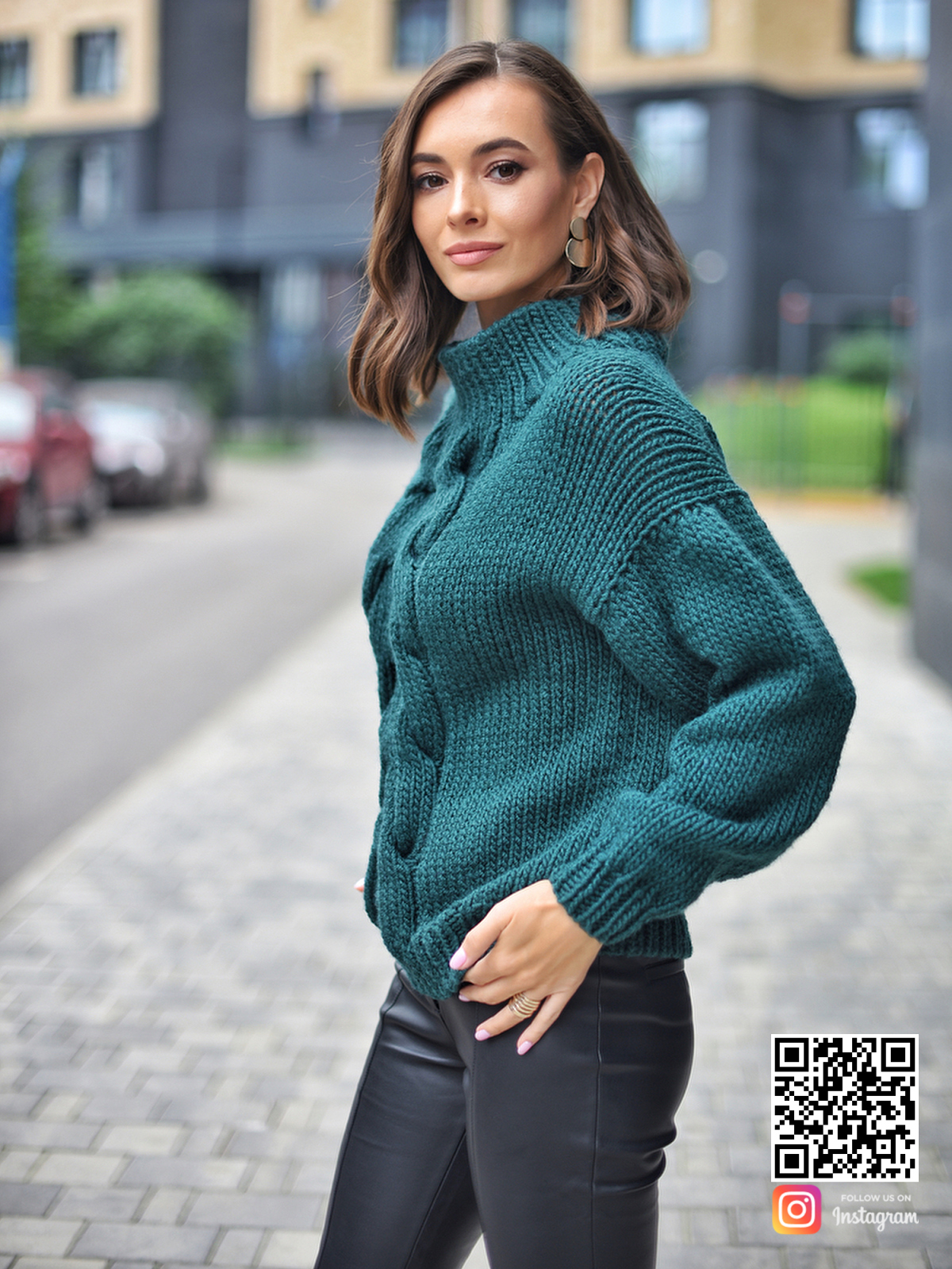На четвертой фотографии изумрудный свитер женский от Shapar, бренда вязаной одежды ручной работы в интернет-магазине связанных спицами вещей.