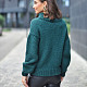 На второй фотографии зеленый свитер женский со спины от Shapar, бренда вязаной одежды ручной работы в интернет-магазине связанных спицами вещей.