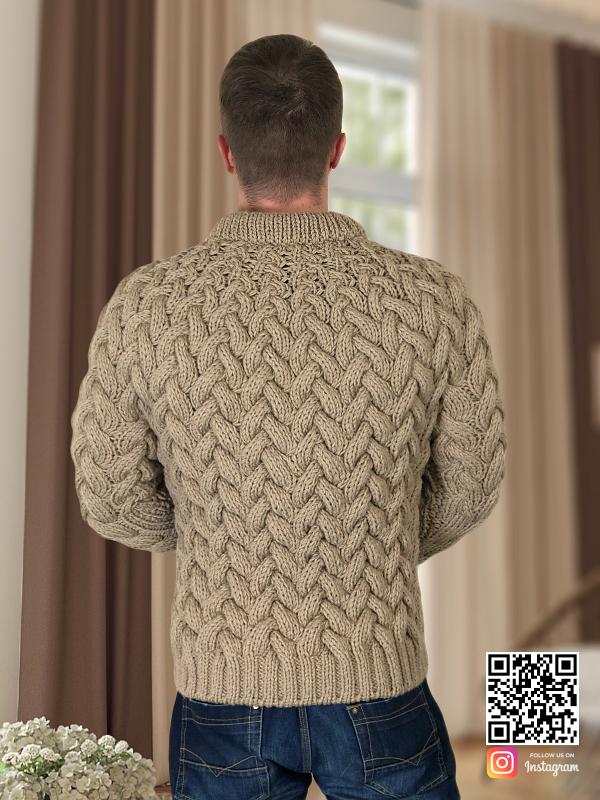 На четвертой фотографии теплый мужской свитер бежевого цвета от Shapar, бренда вязаной одежды ручной работы в интернет-магазине связанных спицами вещей.